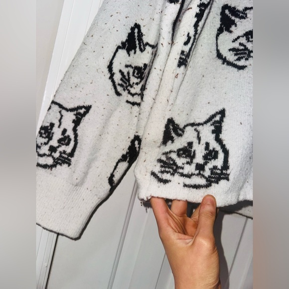 👑 SIZE SMALL H&M Divided Black and White Cat Print Sweater - Picture 3 of 9